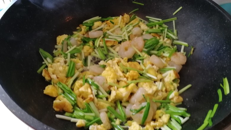虾仁鸡蛋炒蒜苗,加蒜苗翻炒,出锅。