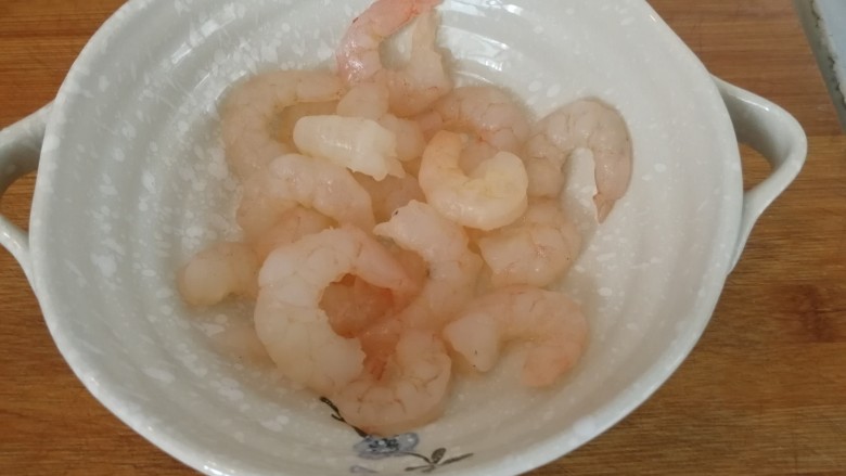 虾仁鸡蛋炒蒜苗,虾仁洗净去虾线备用