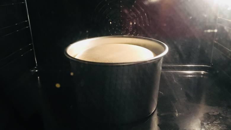 菠萝反转蛋糕,烤箱150度,40至45分钟。具体根据自己烤箱温度酌情调节。