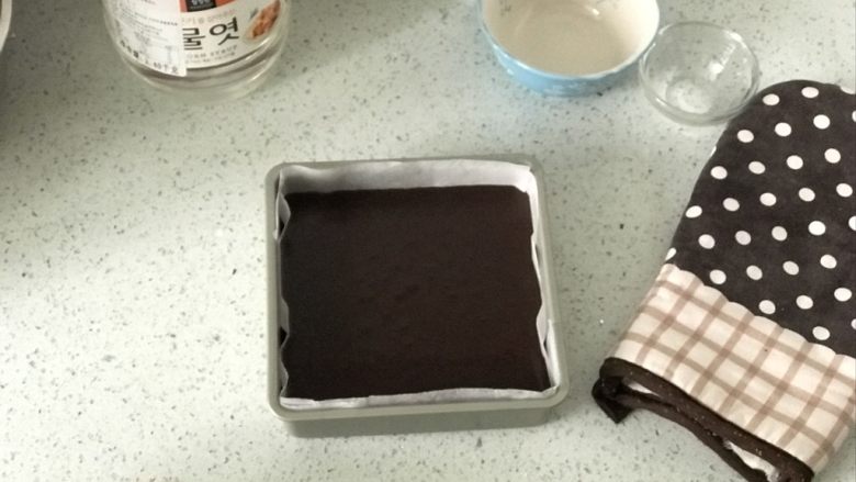生巧,倒入事先准备好的模具中,放入冰箱冷冻一晚。