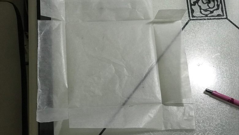 生巧,翻面后按照画的线折叠出一个正方形,用剪刀(如图)在四个角各剪出一个口。