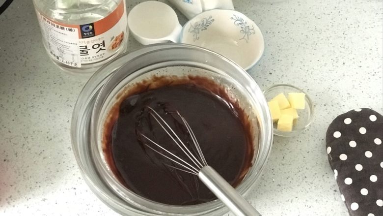 生巧,用手动打蛋器搅拌均匀,如果还有没能融化的巧克力,大家不要着急,隔热水继续搅拌至完全溶解就可以了。