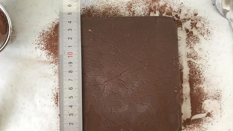 生巧,这个模具是15厘米的正方形,所以我用尺子给它等分边长为3厘米的正方形5块,5✖️5就是25块。我首页的图是分成5✖️6,30块的,大家可以根据巧克力的盒子大小决定分多大块。