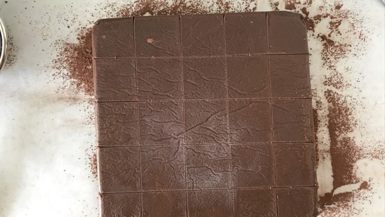 生巧,分好后用牙签画好线,用锋利的刀沾热水擦干后切块就可以了。