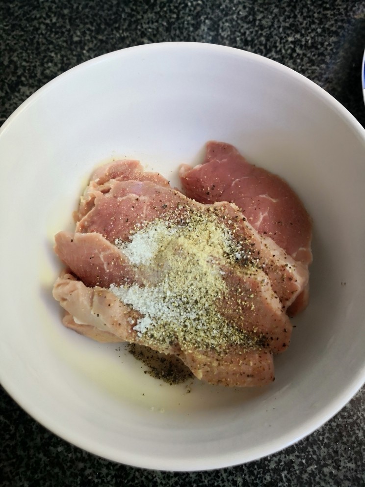 杏鲍菇炒牛肉,<a style='color:red;display:inline-block;' href='/shicai/ 216'>牛肉</a>洗净切大片，加适量料酒、胡椒粉、白糖，抓匀腌制二十分钟。