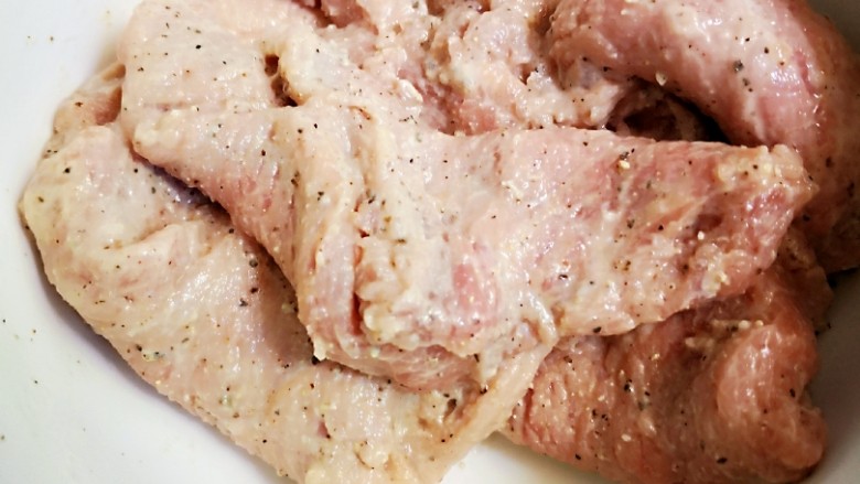 杏鲍菇炒牛肉,20分钟后加入适量淀粉挂糊，我用的红薯淀粉。