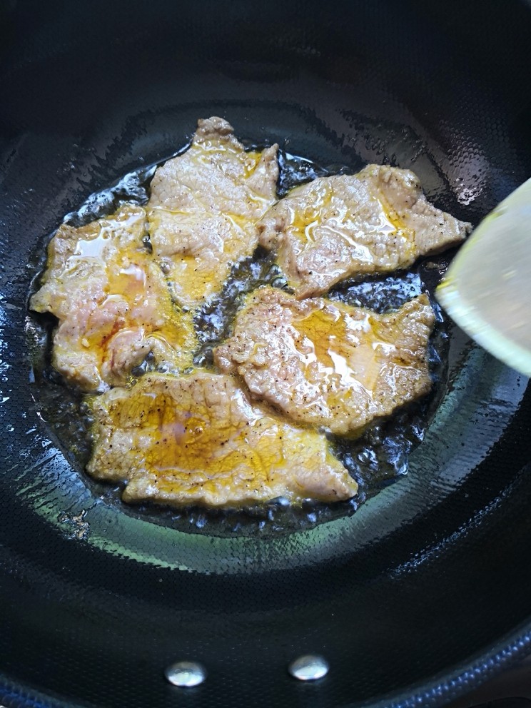 杏鲍菇炒牛肉,热锅中加少许油放入牛肉片，大火快手煎成型，再小火慢慢煎至八成熟，盛起。（今天油有点加多了）。