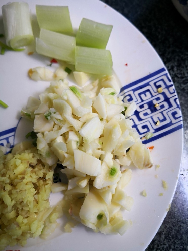 杏鲍菇炒牛肉,煎牛肉的时候备好葱姜蒜。