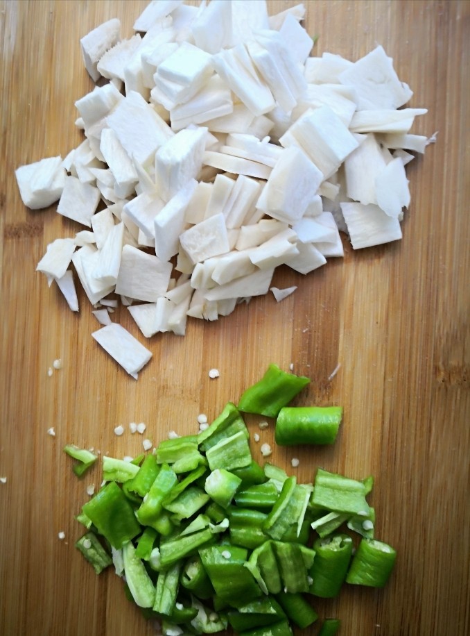 杏鲍菇炒牛肉,<a style='color:red;display:inline-block;' href='/shicai/ 238'>杏鲍菇</a>与<a style='color:red;display:inline-block;' href='/shicai/ 61'>青椒</a>切大粒