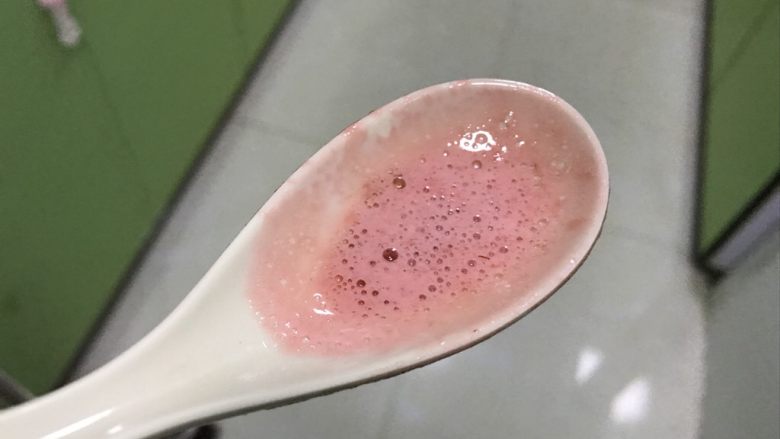 砂锅草莓酱,熬制的过程中会有浮沫不断飘上来,大家用匙撇出来即可。