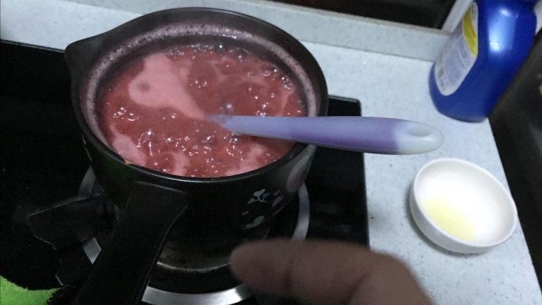 砂锅草莓酱,这个时候我的锅几乎是要快满了,大家不要着急,慢慢熬,只要你不停的去搅拌,水汽也会不断的蒸发,用不了多久就会变得越来越浓稠。