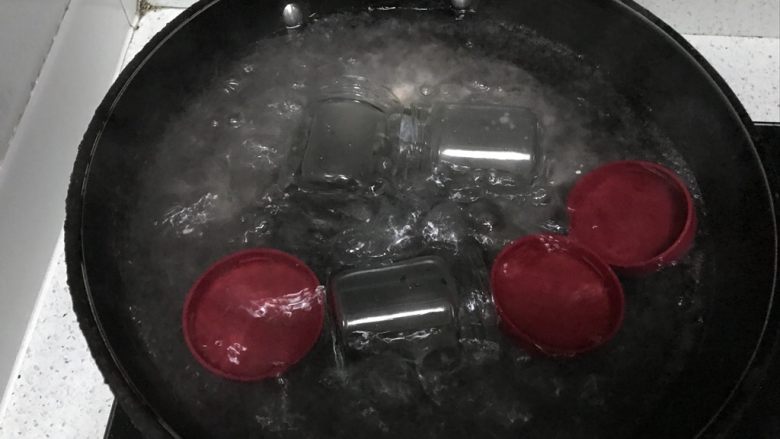 砂锅草莓酱,事先要把装草莓酱的瓶子用开水煮一会儿,拿出来倒扣。