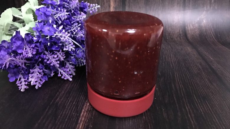 砂锅草莓酱,把熬好的草莓酱趁热倒入瓶子中,一定要倒满一瓶再装下一瓶,拧紧盖子,倒扣至放凉,再进冰箱冷藏。我这个方子量是大概是一瓶零一些,草莓的含水量不同,还有大家熬制的时间也不一样,可能出来的量也不尽相同,没关系,只要你熬的足够粘稠就可以了。