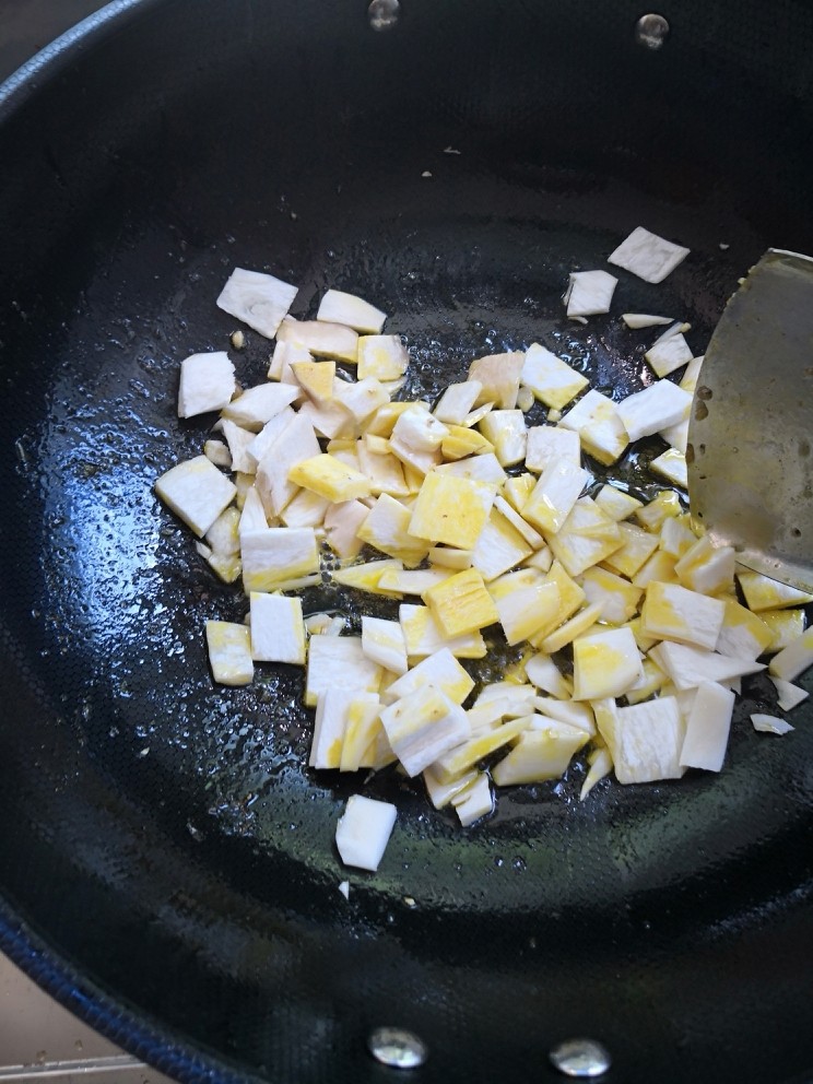 杏鲍菇炒牛肉,放入刚煎牛肉的锅底油中煎软