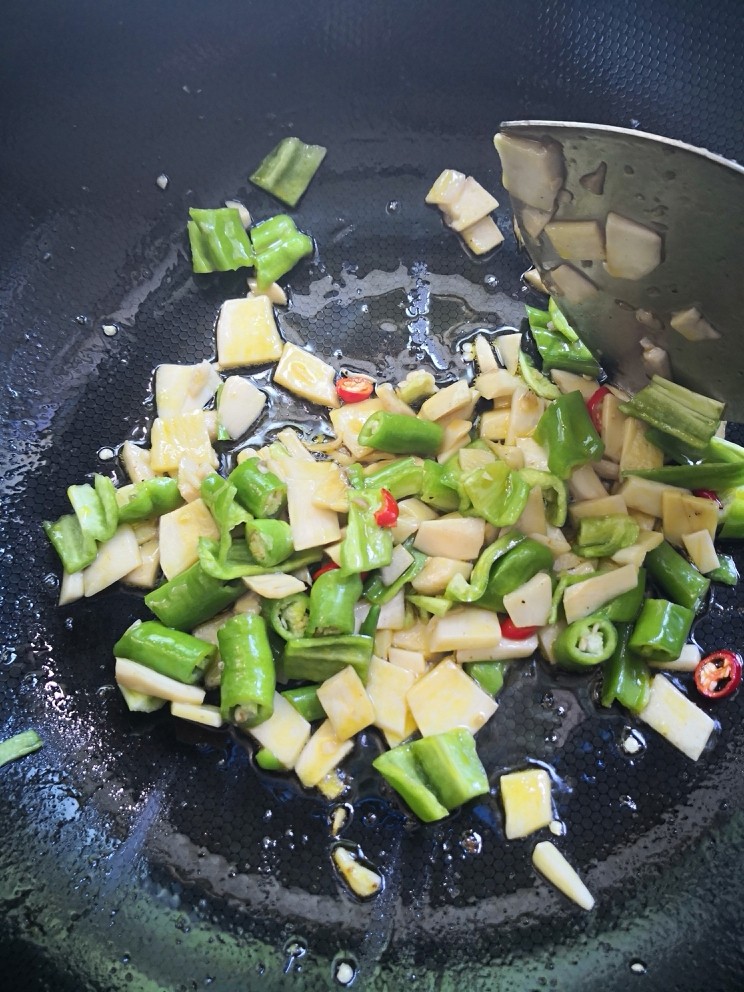 杏鲍菇炒牛肉,加入葱姜蒜青椒炒制