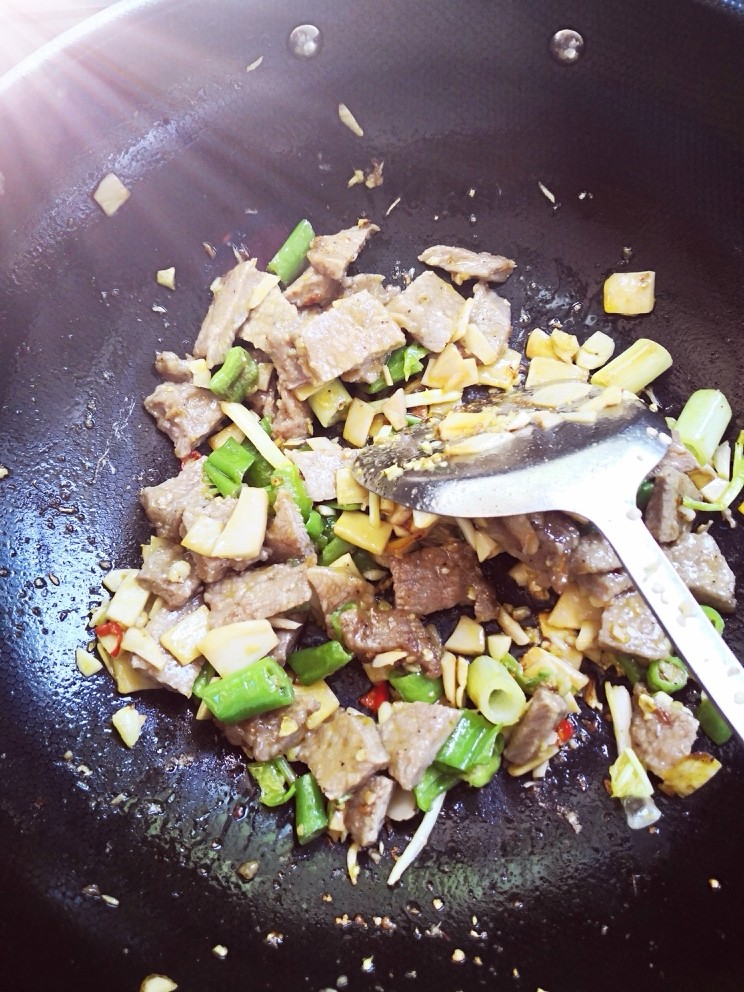 杏鲍菇炒牛肉,最后倒入牛肉粒，翻炒时加入豆豉酱油、料酒，少许盐入味。香喷喷的杏鲍菇炒牛肉起锅喽。