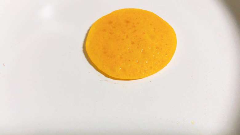 南瓜蛋黄小饼,翻面后继续小火加热,煎熟即可;