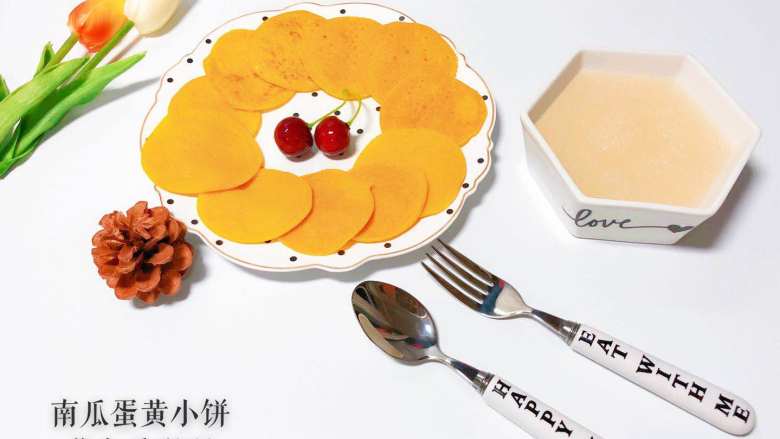 南瓜蛋黄小饼,营养搭配:南瓜蛋黄小饼+白萝卜香梨泥