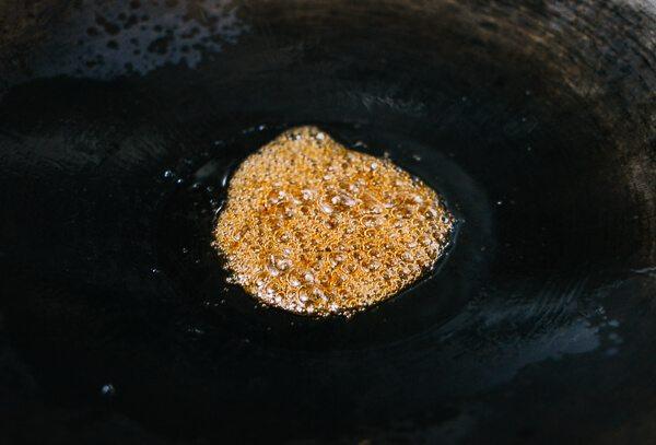 红烧肉,等热油把红糖化开