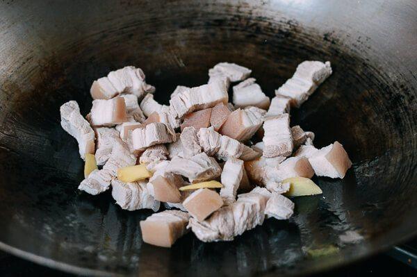 红烧肉,焯过水的肉下锅