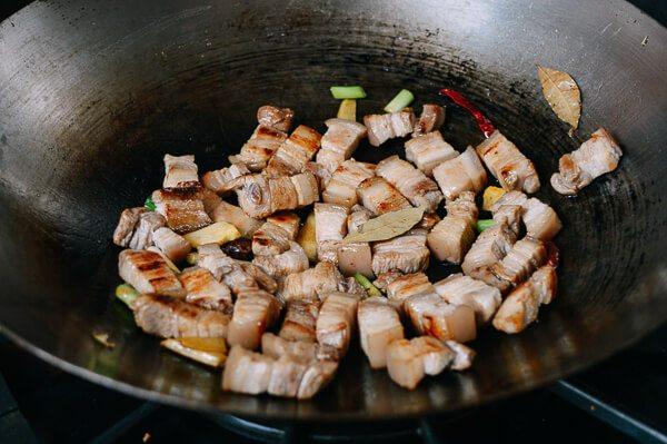 红烧肉,放入香料一起翻炒
