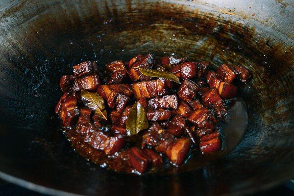 红烧肉,加入适当的水,小火焖30分钟左右。