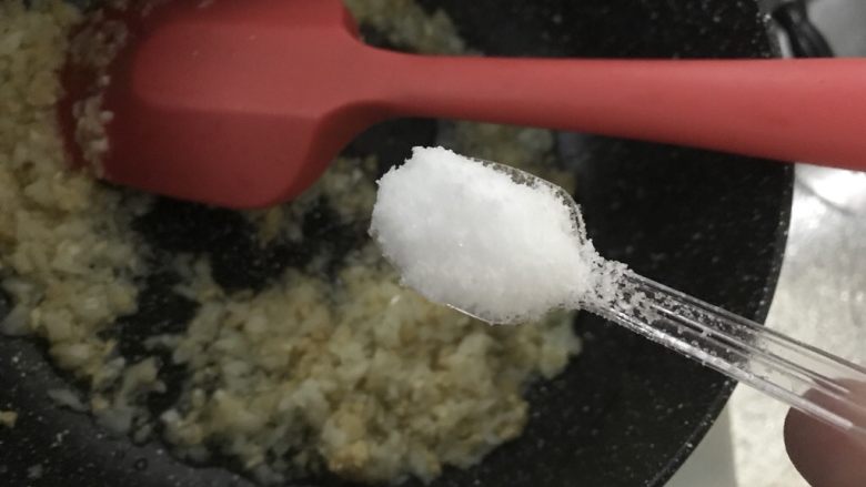 在家自己做也能吃到的烤生蚝,蒜蓉香味浓郁后,关火。
放入盐,比平时炒菜咸一点点就好了。