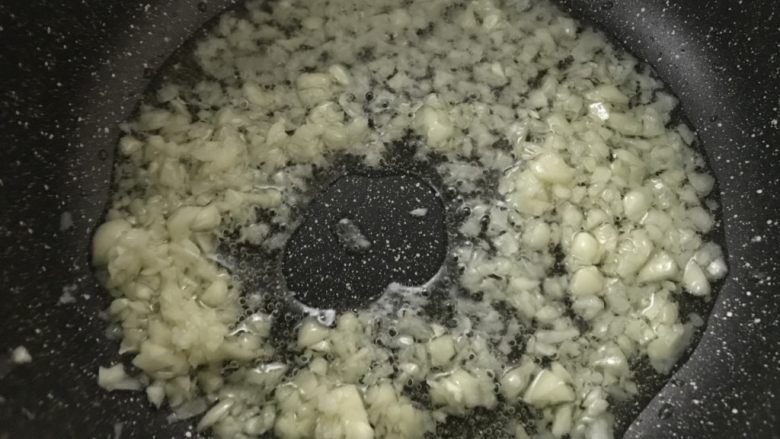 在家自己做也能吃到的烤生蚝,小火,锅里倒油,六成热时放一半的蒜蓉。