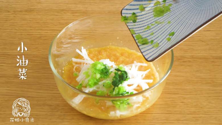 18m+白萝卜鸡肉饼,放入萝卜丝、小油菜碎,搅拌~