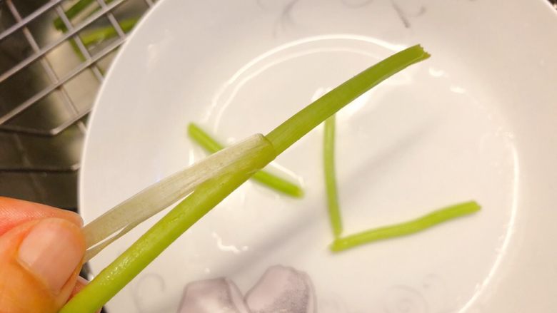 上汤南瓜花,挑嫩的茎干,把外面带毛的粗纤维撕掉,掐短或者切短,然后清洗,像洗衣服一样的揉搓,清洗几遍后沥干水分。