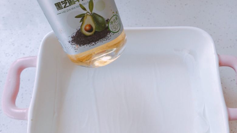 时蔬虾仁蒸糕,底部放入烘焙纸,四周刷牛油果油,方便脱模