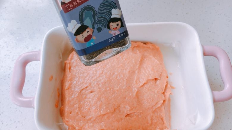 时蔬虾仁蒸糕,撒点牡蛎黑芝麻粉,补锌首选,热水上锅蒸15分钟,闷2分钟即可