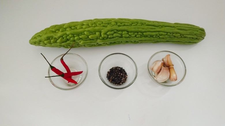 凉拌苦瓜,准备好食材