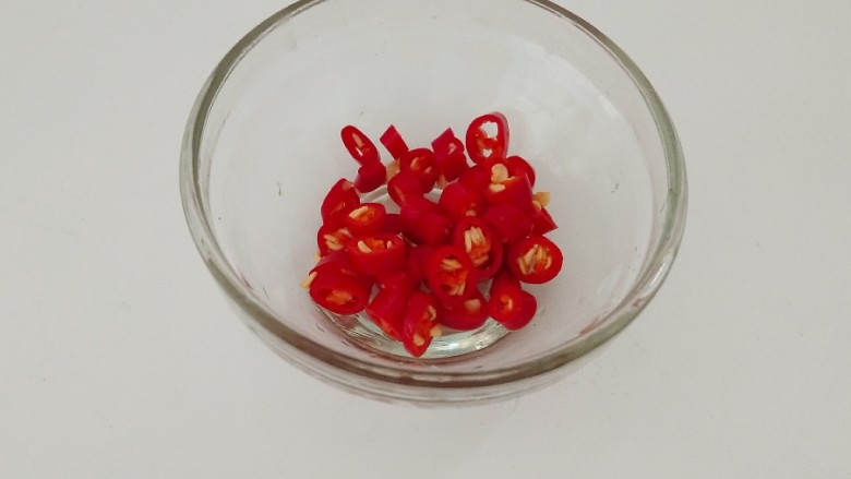 凉拌苦瓜,<a style='color:red;display:inline-block;' href='/shicai/ 82'>小米椒</a>切圈