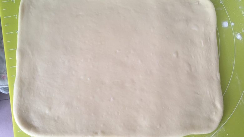 大理石金砖,揉面垫上撒点干粉,将揉好的面团擀成长方形,大小是小号保鲜袋的大小