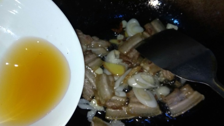 酱香五花肉炖四季豆,放入<a style='color:red;display:inline-block;' href='/shicai/ 718'>料酒</a>翻炒
