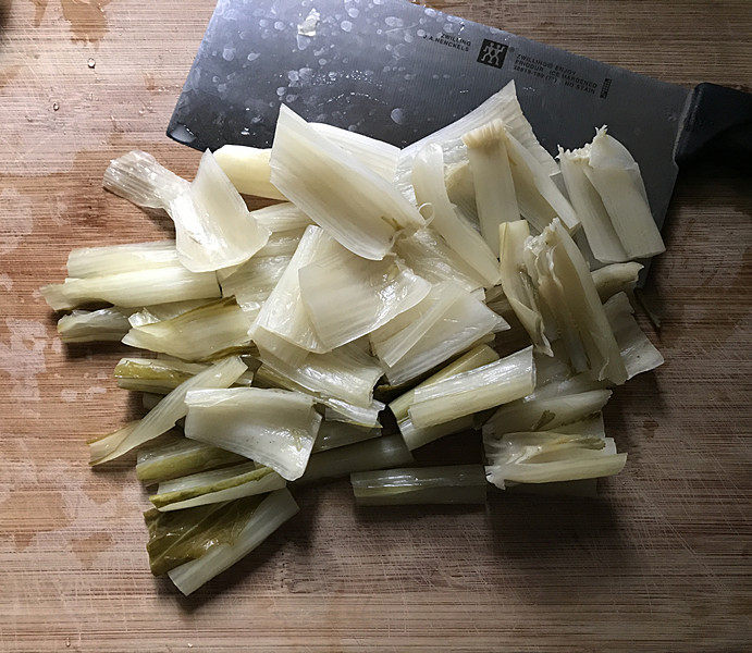 鸭腿腌菜汤,洗净后只要腌菜梗部分、将其切寸段,腌菜的叶子可以留着炒菜或