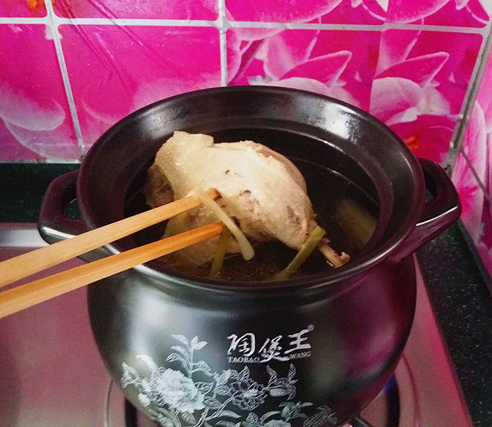 鸭腿腌菜汤,鸭肉好熟、炖至20分钟左右时可用筷子戳下,能轻易戳动就表明鸭肉已经熟烂了