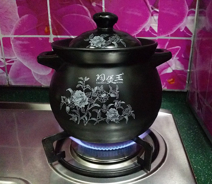 鸭腿腌菜汤,加盖大火,此时最好不要离开了,注意溢锅