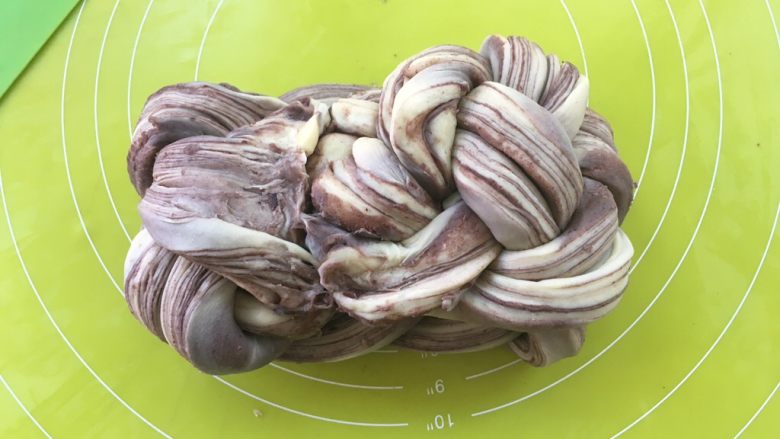 大理石金砖,全部编好后,将辫子翻个面,将两个辫子头对在一起,收口处捏紧