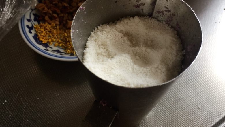 甜糯可口的双色松糕,先放原味的
家里有专门做这个糕的模子,如果你没有,也可以放在蒸笼或蒸格里上炉蒸,就是做出来大个点(我另外有个多色松糕用的就是蒸格蒸的方法,大家可以去看看参考一下)