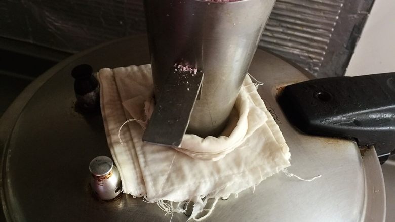 甜糯可口的双色松糕,利用压力锅的蒸汽,上锅蒸,40秒左右就OK
