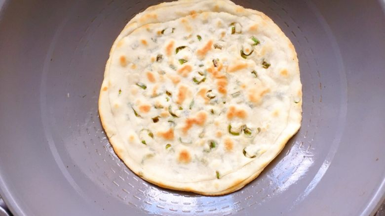 饺子皮葱油饼,一面金黄后,翻面,烙至两面金黄熟透即可