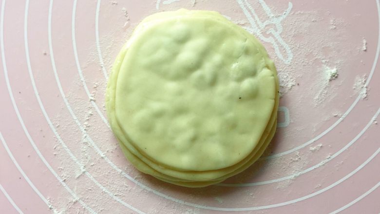 饺子皮葱油饼,依次叠加制作,一共是六片饺子皮叠在一起
