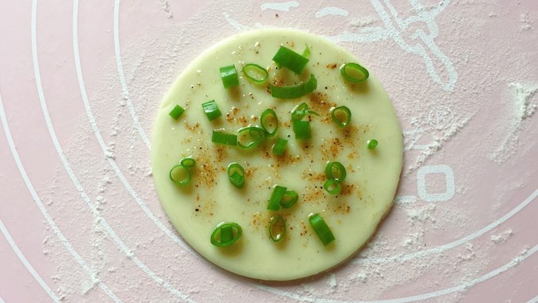 饺子皮葱油饼,撒上少许葱花