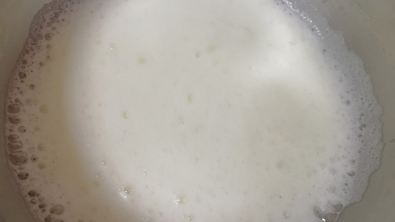 咖啡戚风蛋糕,加入20g细砂糖,低速打发至泡沫细腻。