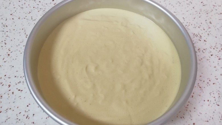 咖啡戚风蛋糕,准备好8寸的戚风蛋糕模具,将混合好的蛋糕糊从模具中间开始慢慢倒入,倒完之后再从高处垂直摔几下震出大气泡,送入预热好的烤箱,上下管160度烤45分钟。