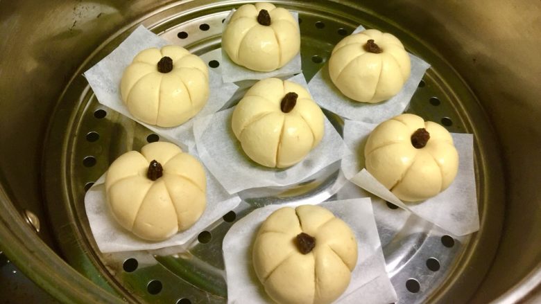 Q萌的栗子南瓜饼,把烘焙纸裁成小方形,垫在南瓜饼下边,入蒸锅,蒸15分钟。