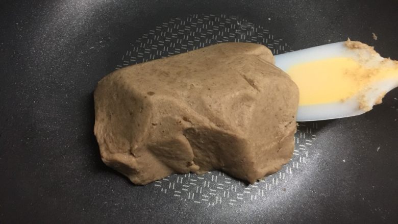Q萌的栗子南瓜饼,水分快收干的时候,加入60克白糖,栗子本来就有甜味,糖可以不用加太多,可根据自己的口味增减糖量。炒至如图状态,关火备用。