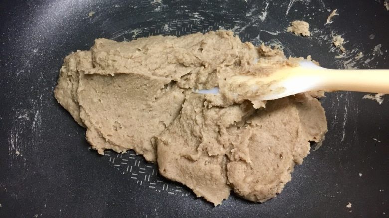 Q萌的栗子南瓜饼, 把栗子泥放入不粘锅,小火炒至半干状态时,加入30克<a style='color:red;display:inline-block;' href='/shicai/ 140122'>玉米油</a>,继续翻炒。